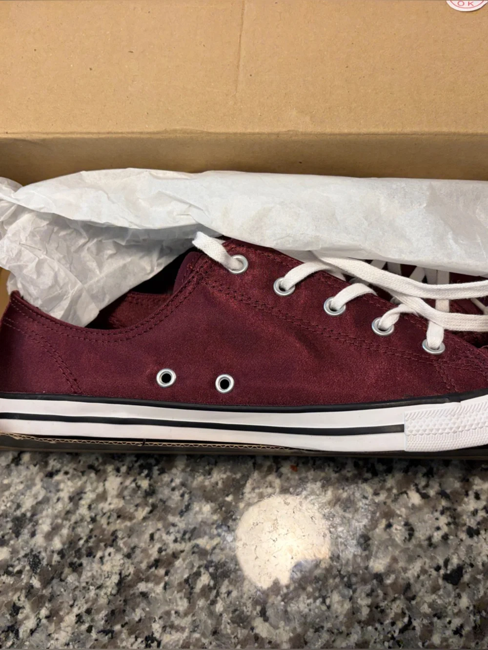 Converse Low Top Sneakers Burgundy with White Laces